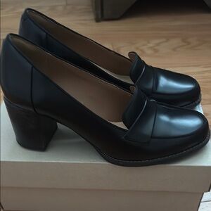 Clarks Black Leather heel dress loafers  with Minimalist Design